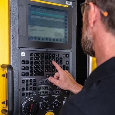 Opérateur sur pupitre de commande machine