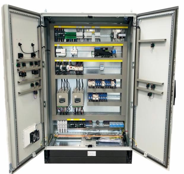 Armoire électrique ouverte, câblage
